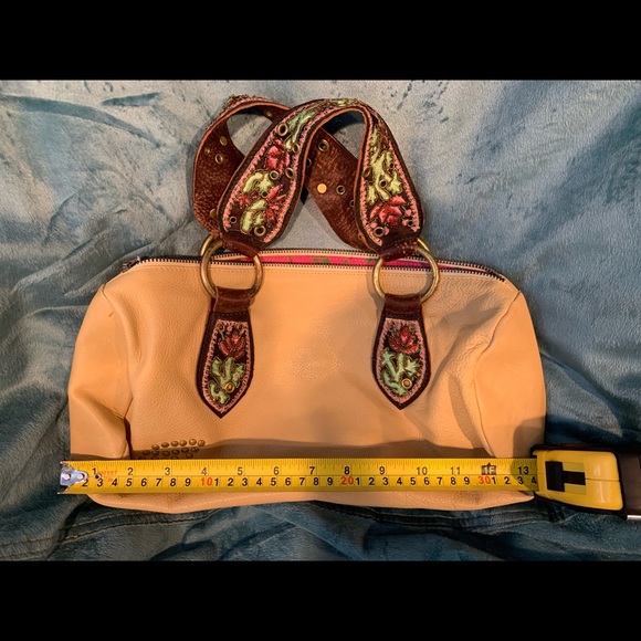 Betsey Johnson Tan Barrel Handbag - Picture 6 of 6